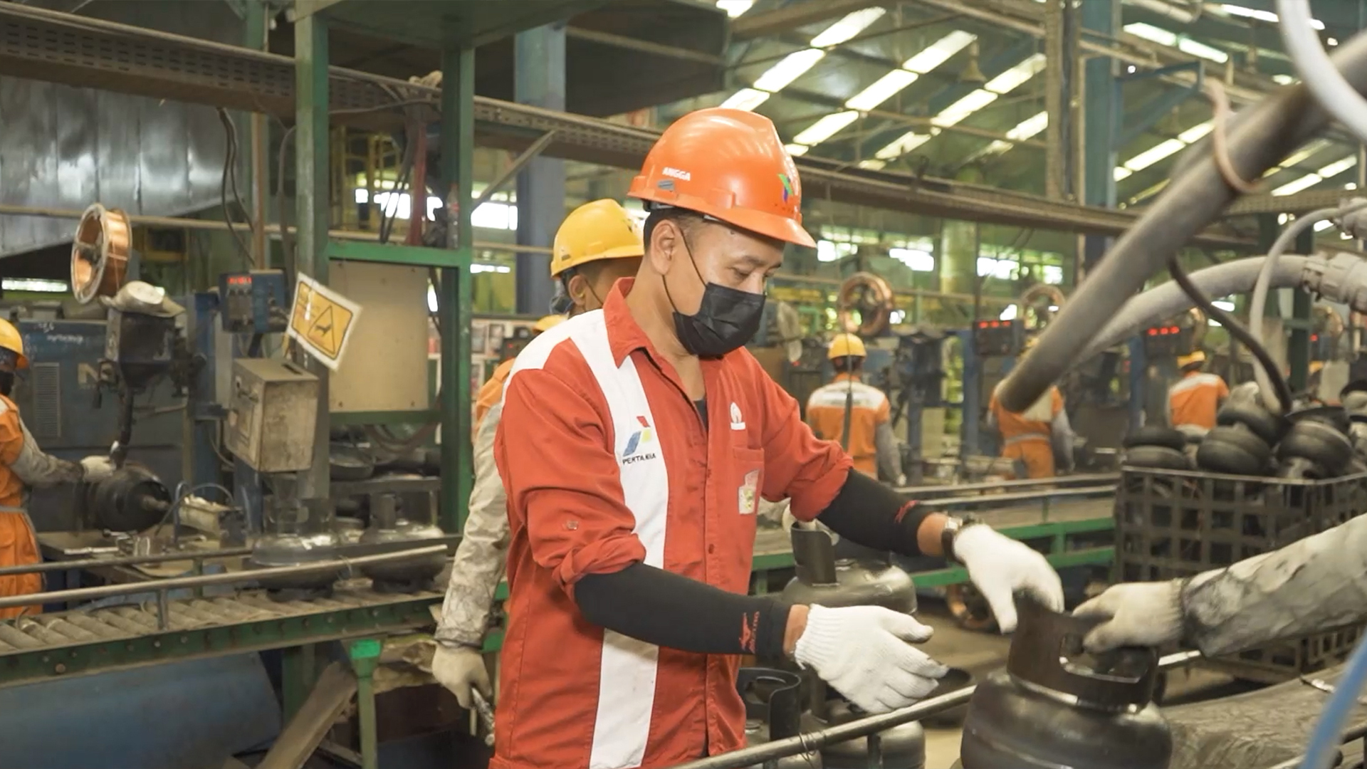 Produksi tabung gas LPG bersama Pertamina